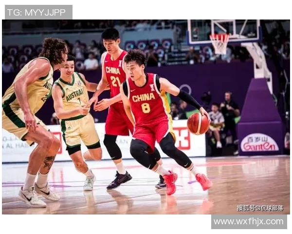 中国男篮迎战澳大利亚队力争胜利展现团队精神与实力